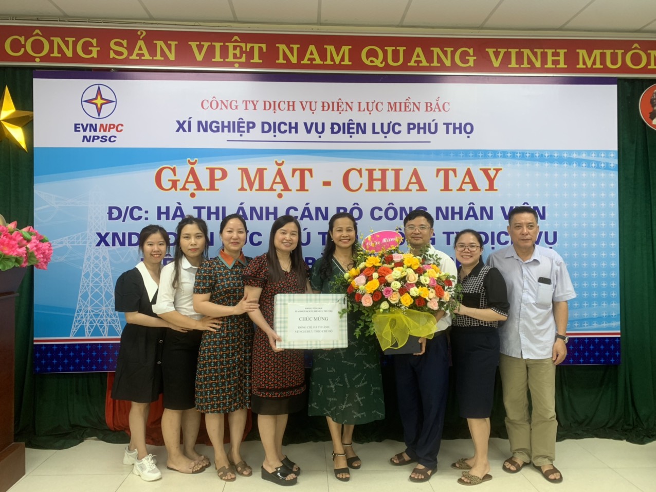 Xí nghiệp Dịch vụ Điện lực Phú Thọ gặp mặt, chia tay đồng chí Hà Thị Ánh nghỉ hưu theo chế độ